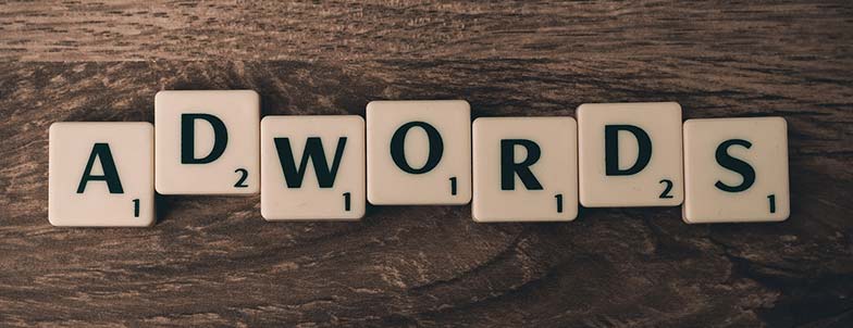 Google Ads skrivet med Alfapet-bokstäver